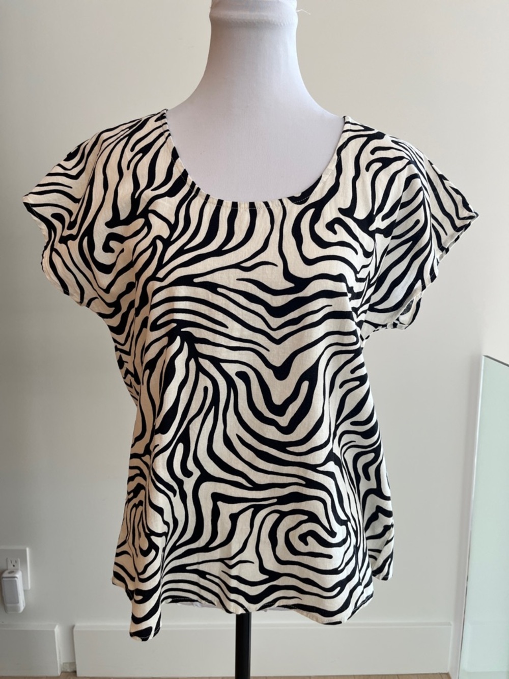 B.YOUNG Pullover Blouse Scoop Neck Cap Sleeve Zebra Print Statement Linen Blend